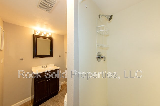 Building Photo - 516 E 6th St