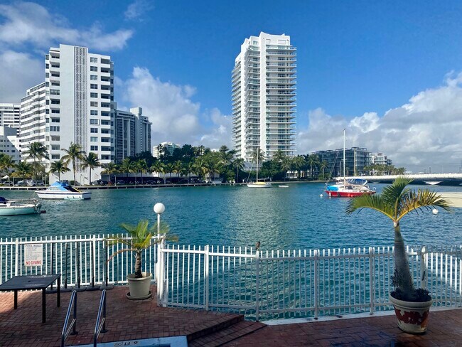 Building Photo - 1441 Lincoln Rd