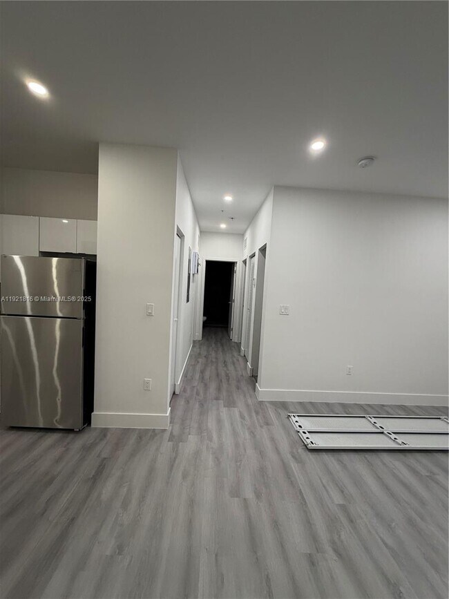 Building Photo - 859 E 24th St