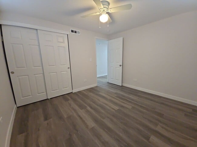 Building Photo - 2 Bed Garden Level Unit Available in Lakewood