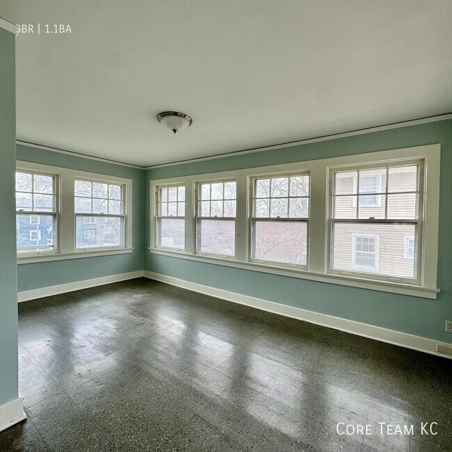 Building Photo - 411 W 60th Terrace