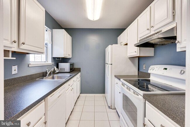 Building Photo - 2374 Hunters Square Ct