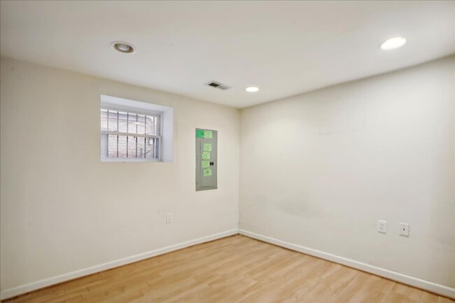 Building Photo - Pet Friendly Luxury DC TH - 3 bed +  3.5 B...