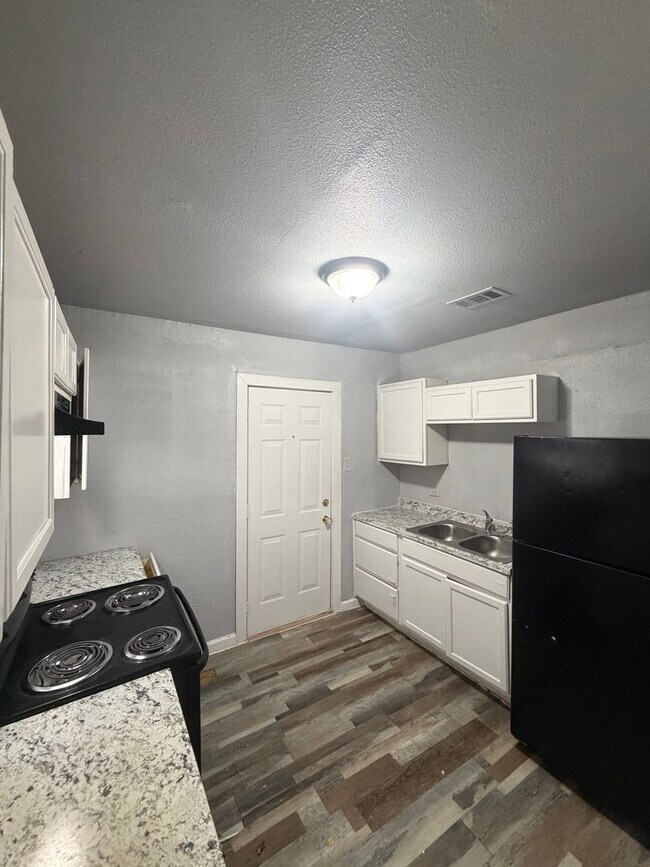 Building Photo - 3 Bedroom, 1 Bathroom Single-Family Home – Fort Worth, TX 76105