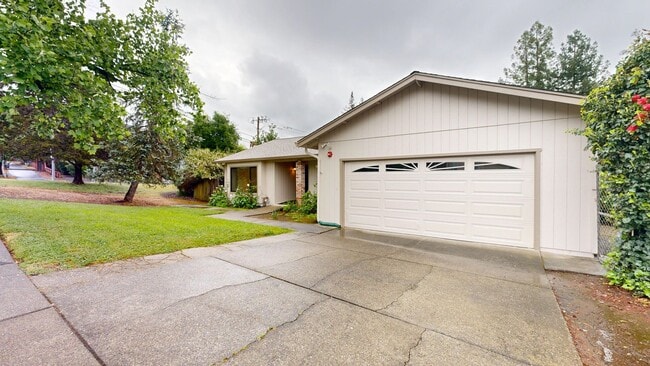 Building Photo - Bright and Beautiful 4 bedroom 2.5 Bath with large enclosed back yard and close proximity to Mari...