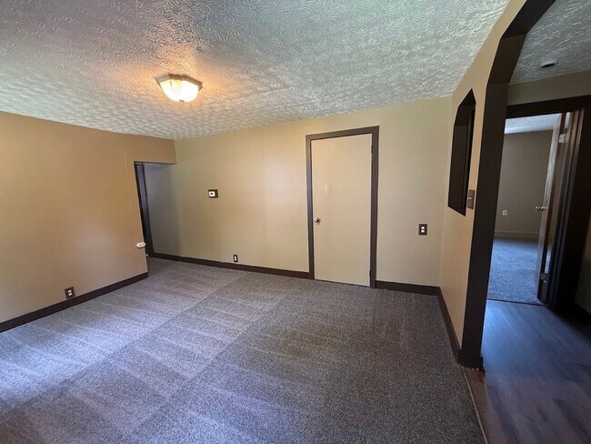 Building Photo - Three bedroom one bathroom home for rent