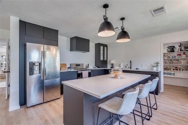 Building Photo - 1007 Silverstone Ln