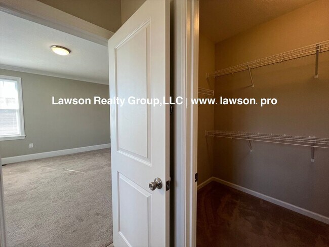 Building Photo - Upscale Three Bedroom in Colonial Green with Garage