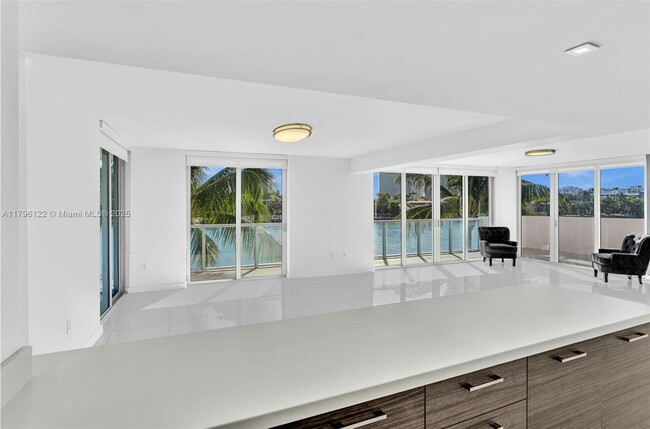 Building Photo - 9901 E Bay Harbor Dr