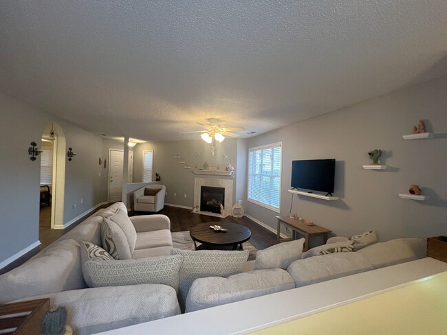 Building Photo - Furnished! Short Term Lease options. Breez...