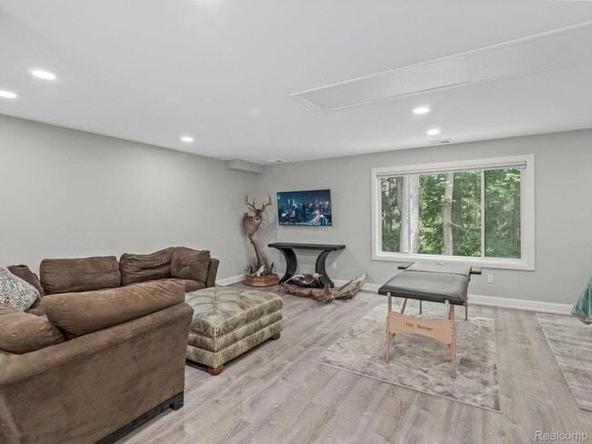 Building Photo - 3511 Lakecrest Dr