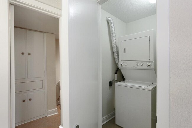 Building Photo - 3300 Yorktown St