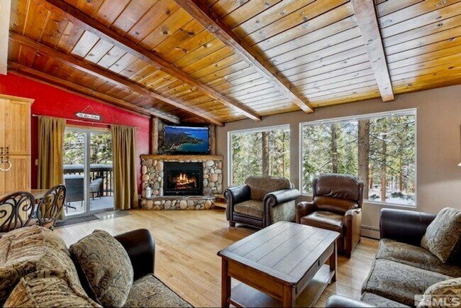 Building Photo - Large quiet condo backs to the forest