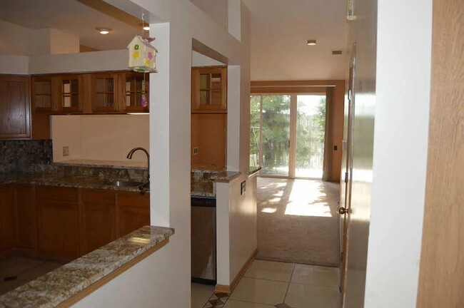 Building Photo - 703 Blossom Ct