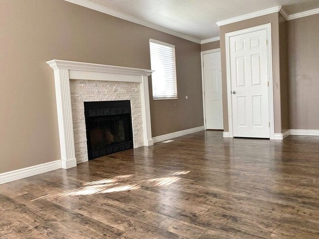 Building Photo - Updated 2 Bd 2 Ba Condo in Sandy