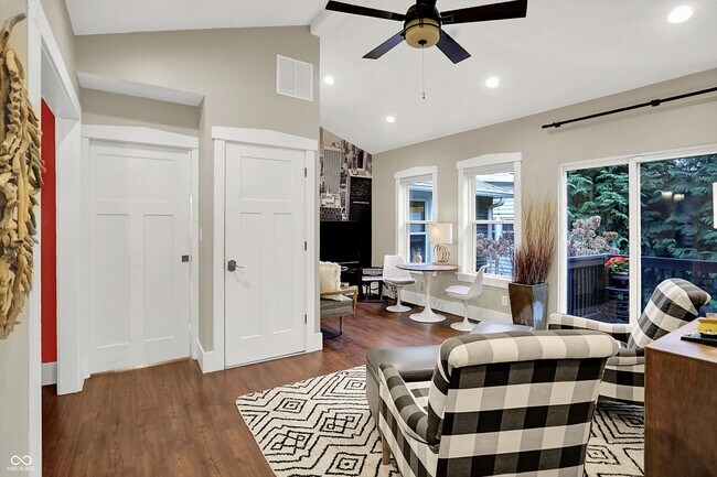 Building Photo - 140 N Main St