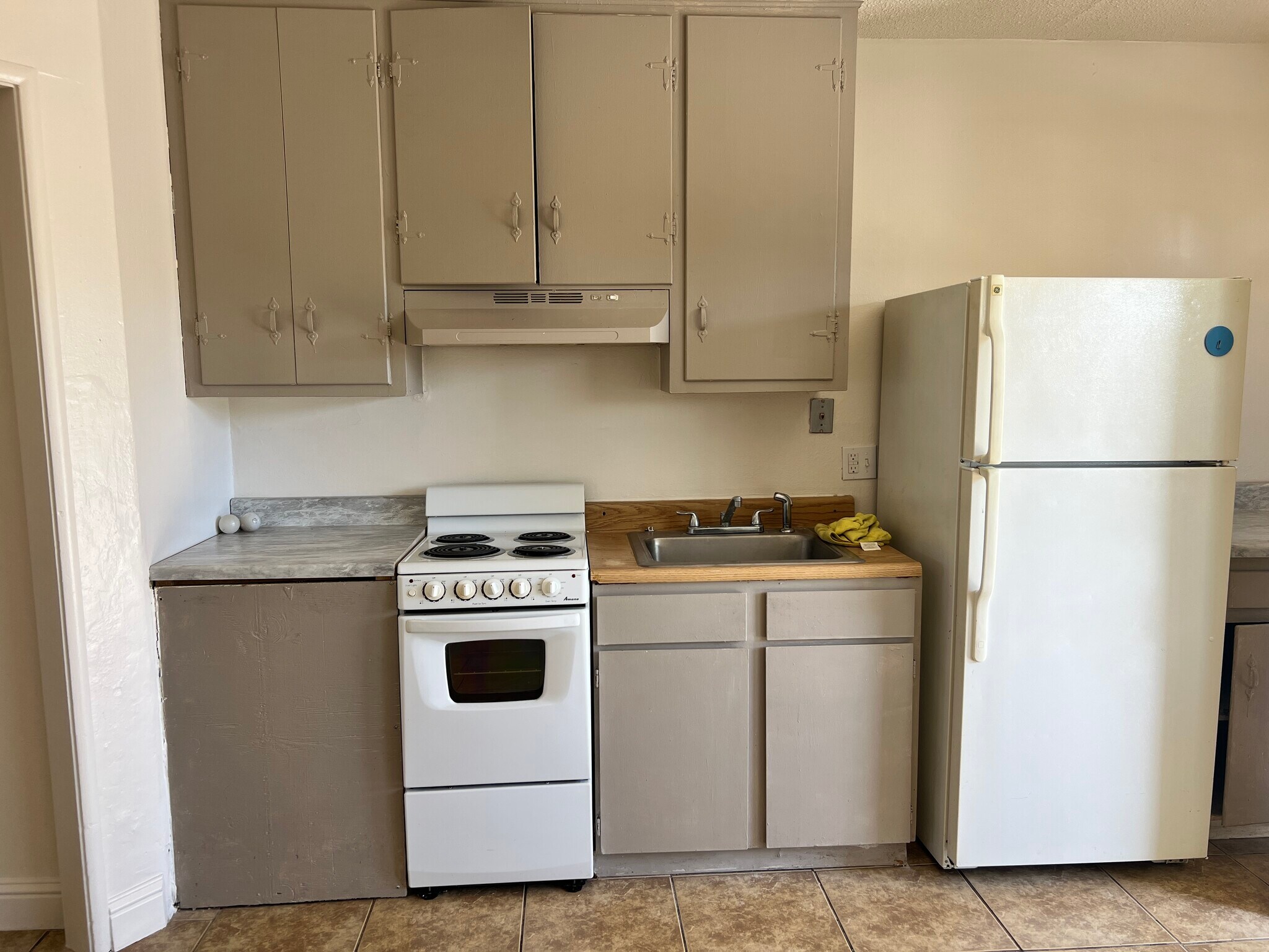 Building Photo - 404 Center St