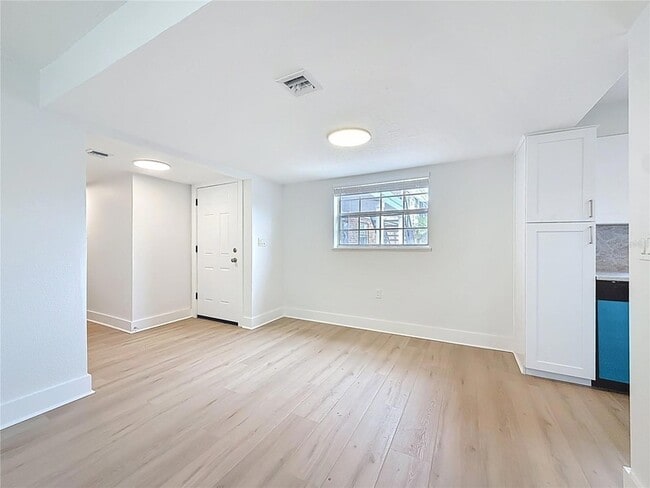 Building Photo - 200 Country Club Dr