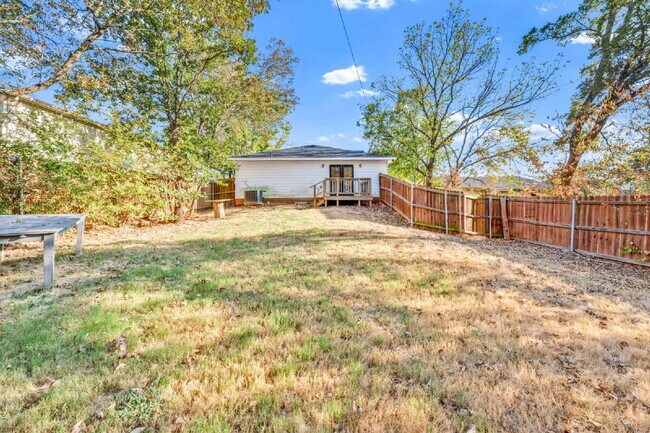 Building Photo - "Charming 3-Bed, 2-Bath Denison Home with Elegant Granite Countertops!"