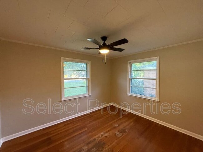 Building Photo - 1104 S Gee St