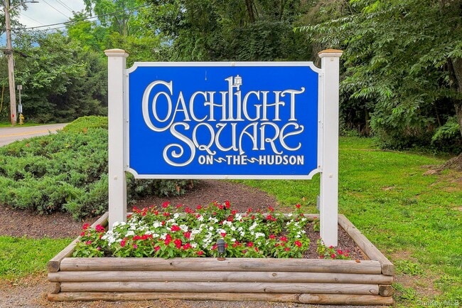 Building Photo - 121 Coachlight Square