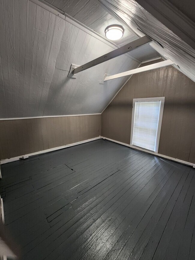 Building Photo - 4 Bedroom 1 bath