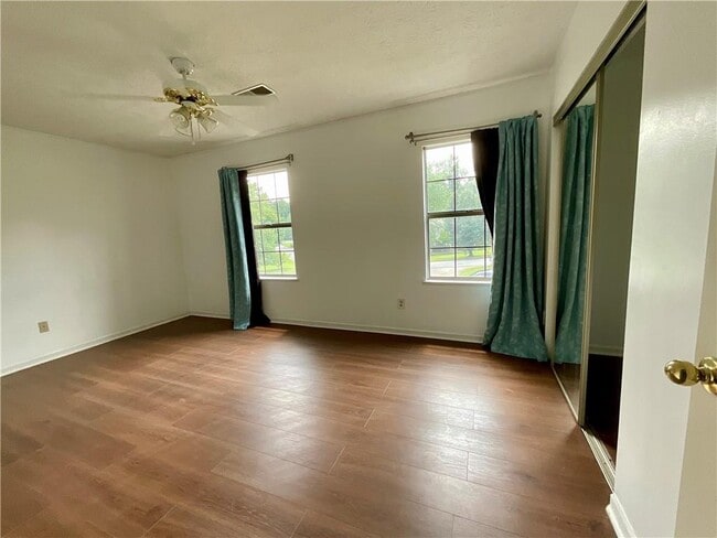 Building Photo - 5073 Village Green Way