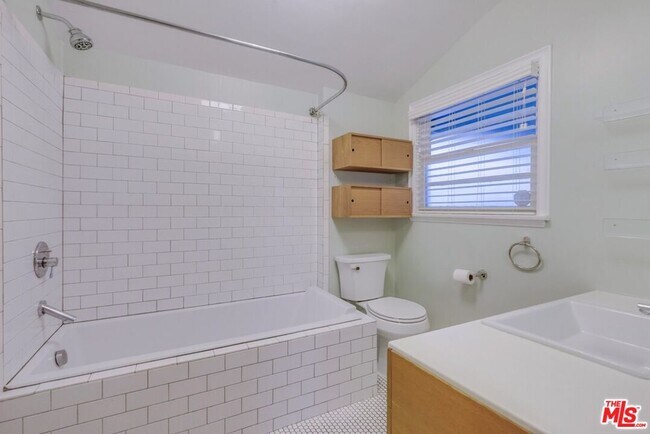 Building Photo - 1328 Linda Rosa Ave