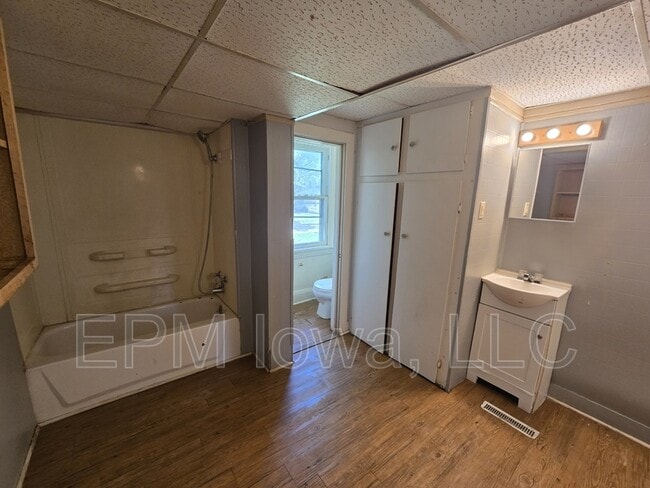Building Photo - 402 Sunnyside Ave