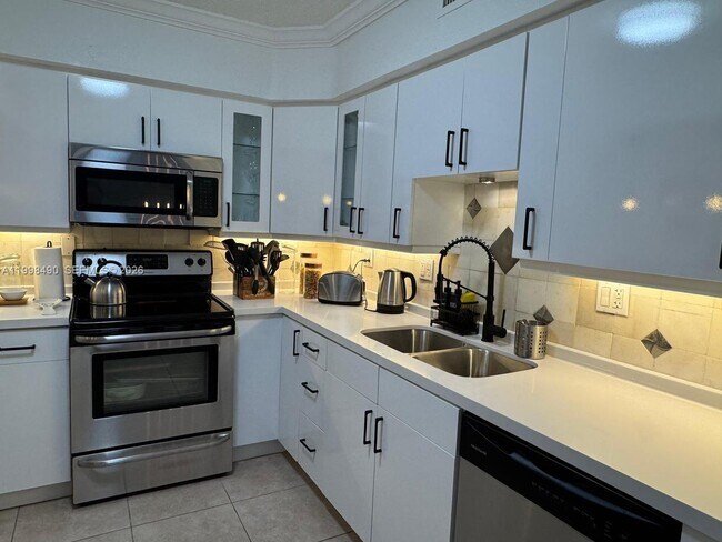 Building Photo - 3600 Mystic Pointe Dr