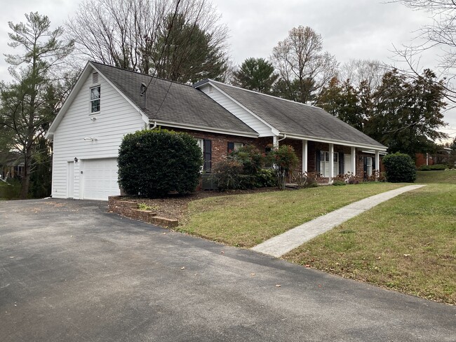 Building Photo - 8120 Chesterfield Dr