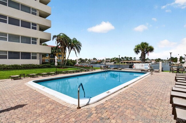 Building Photo - 1236 Hillsboro Mile