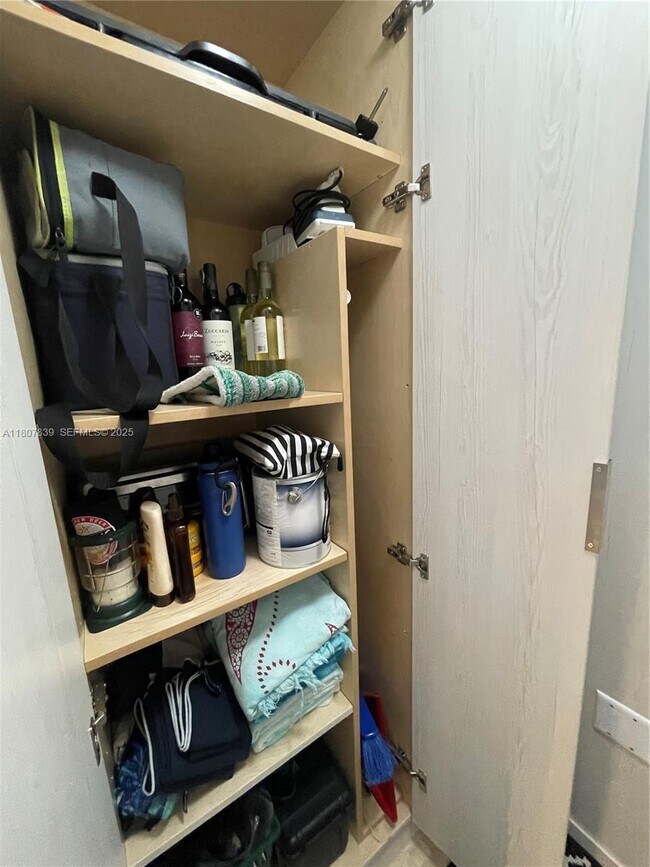 Building Photo - 1755 E Hallandale Beach Blvd