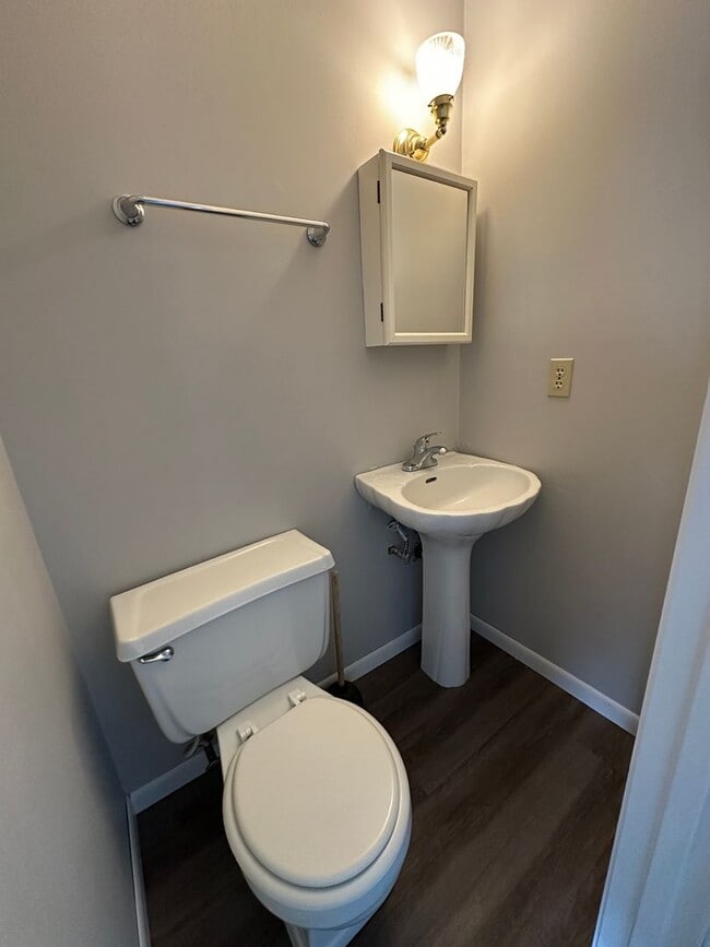 Building Photo - 2 Bedroom / 1.5 Bath Townhome Kingsport TN