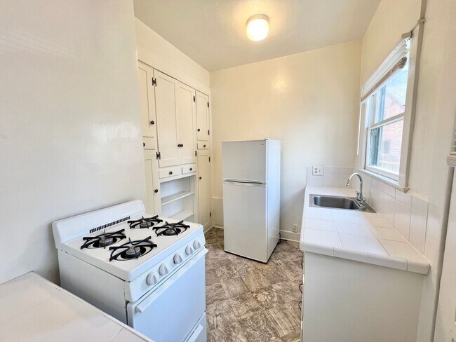 Interior Photo - 318 Temple Ave