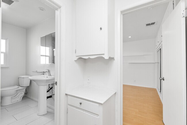 Closet Area - 836 N Fuller Ave