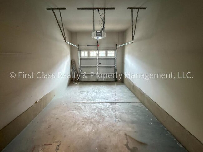 Building Photo - 565 Park View Drive