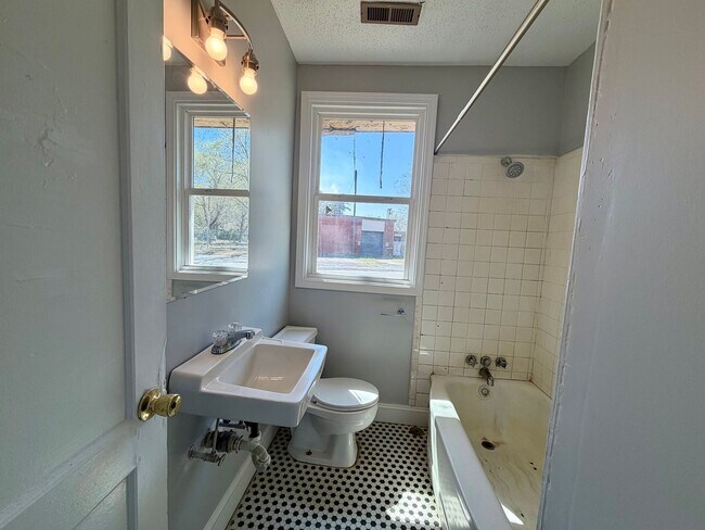 Building Photo - 634 Miller Rd