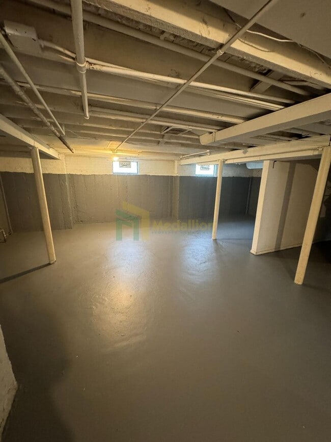 Building Photo - Beautifully Updated 4BR/1BA Home with Fini...