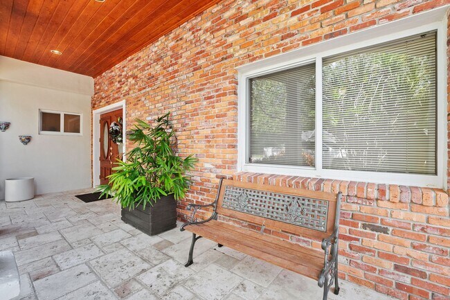Building Photo - Stunning 4BR/3BA Pool Home with Outdoor Oa...