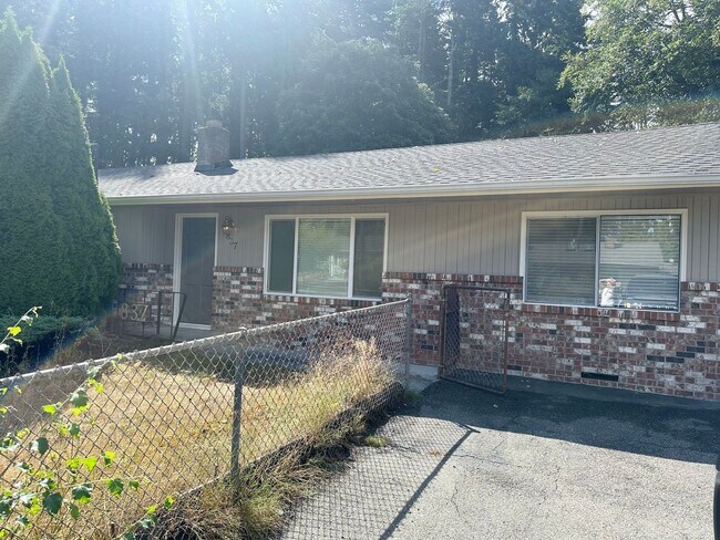 Building Photo - Spacious Home In Peaceful Setting!
