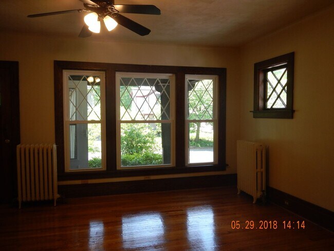 Building Photo - Available 6/1/25 Charming Two Story Single...