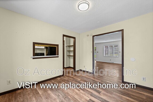 Building Photo - 608 E 78th St