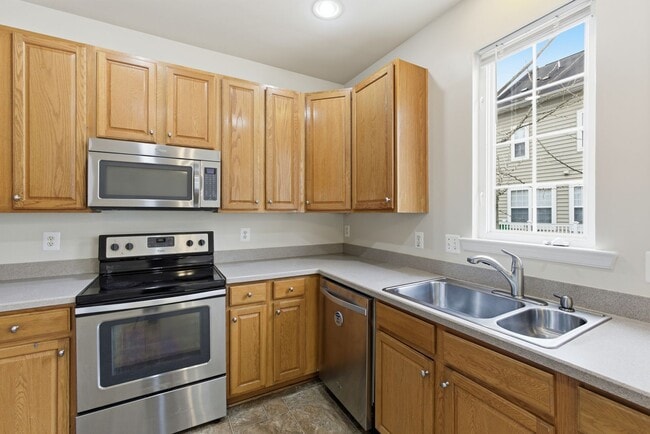 Building Photo - Lovely 3 BR/2.5 BA Townhome in Camp Springs!