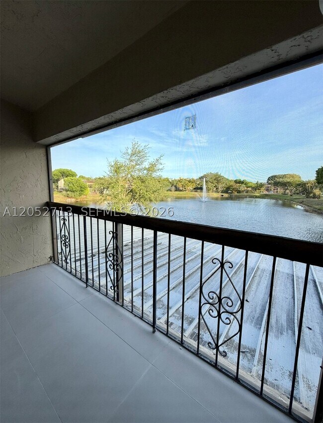 Building Photo - 14293 Kendale Lakes Dr