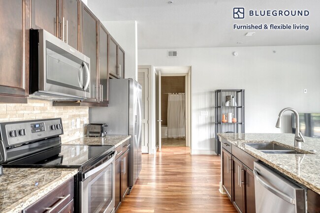 Building Photo - 422 W Riverside Dr