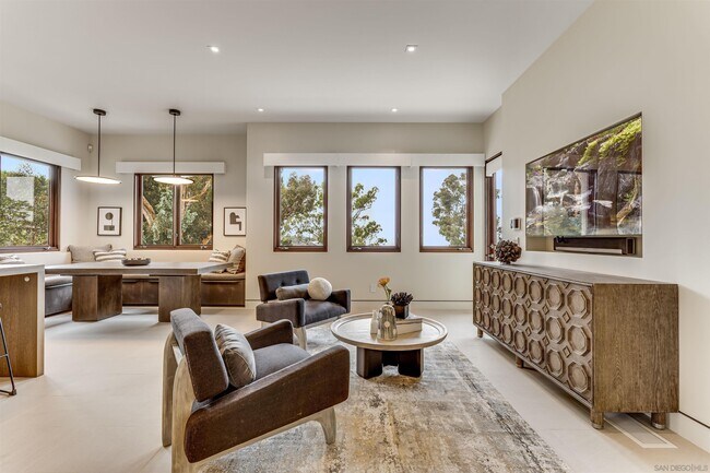 Building Photo - 8070 La Jolla Scenic Dr N