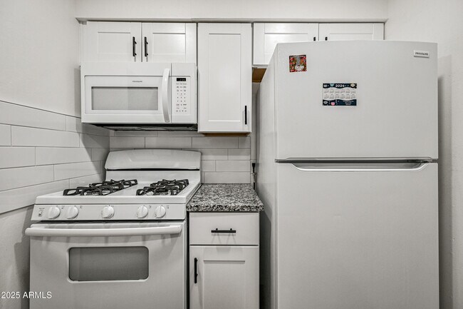 Building Photo - 430 W 3rd St