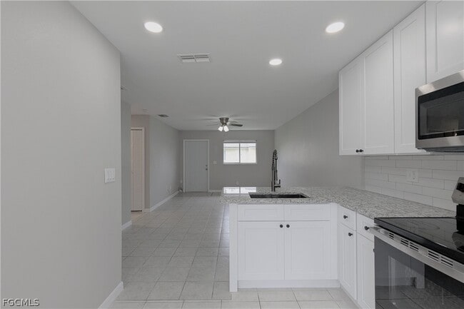 Building Photo - 427 NE Pine Island Ln