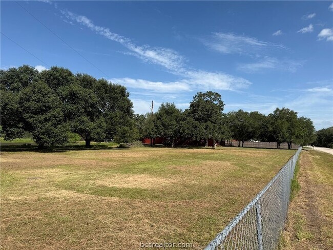 Building Photo - 9581 Valley View Dr